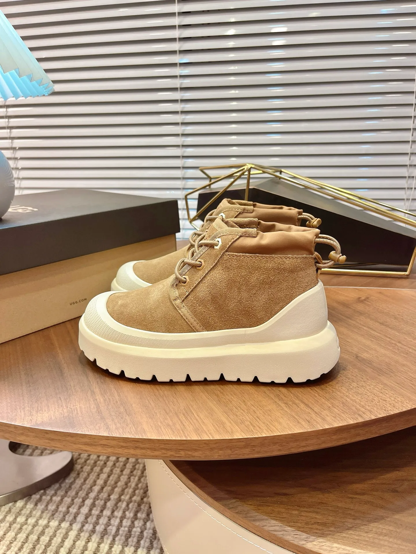【UGG】 P: 560💰 Couple shoes Size: Women’s size 35-40 / Men’s size 40-44 UGG Tasman Weather Hybrid slip-on snow boots👢 Wang Yibo's same style 👏 adds a large orange sole to the classic Tasman shoe style, functional color contrast design, environmentally friendly waterproof and snowproof material, which has both fashionable and functional attributes. At the same time, it is paired with the new UGG furry shoes Keen's furry color-blocking jacket. Bright orange and maroon collide to create a new light outdoor style and open up a new travel experience in early autumn! Using the best materials, the 17mm fur integrated surface is warmer and breathable, and the outsole is upgraded to a lightweight and wear-resistant light wing technology outsole!